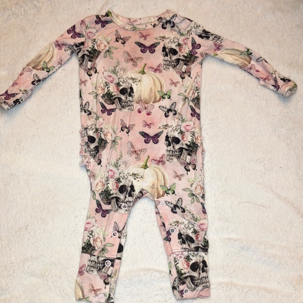 Posh Peanut “Francesca” Pink Skulls LS Ruffled Romper 0-3 months VGUC